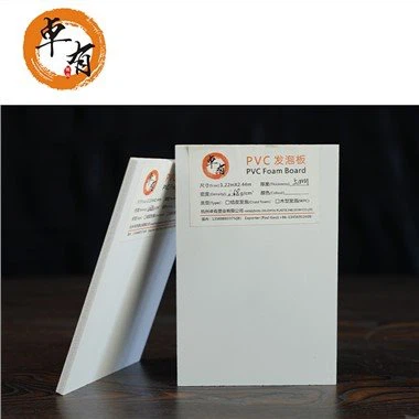 Hvid PVC-skumplade med stiv overflade