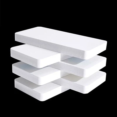 Hvid pvc skumpladebygning